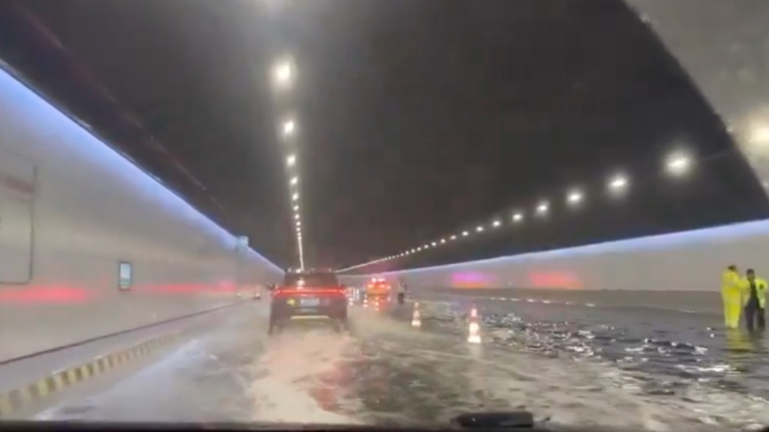 深圳暴雨海底隧道被淹 車輛如在海底游泳(視頻)