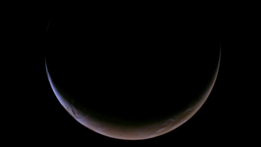 NASA探测器近距离飞越火星 拍到独特图片