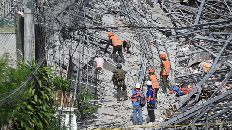 菲律賓建築中大樓倒塌 4人死17人下落不明