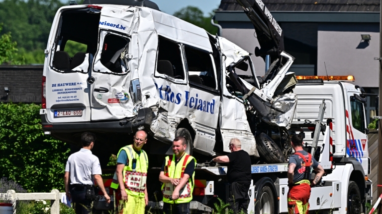 比利時校車與高速行駛火車相撞 釀4死5傷