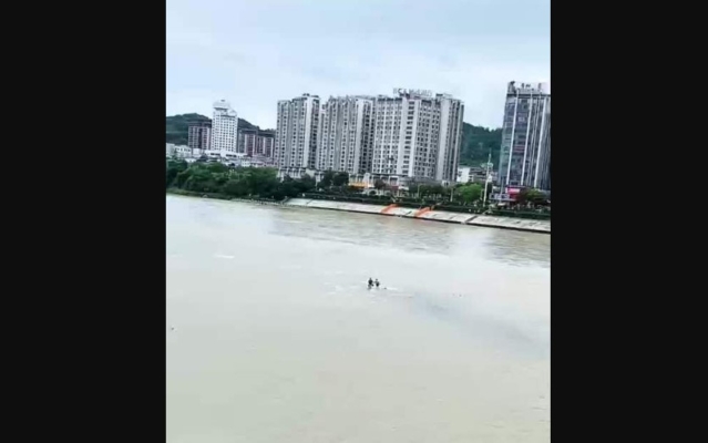 悲劇！中國2男子釣魚 遭暴漲洪水沖走溺亡（視頻）