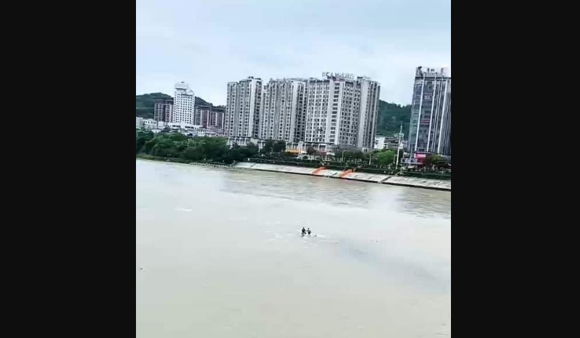 悲剧!中国2男子钓鱼 遭暴涨洪水冲走溺亡(视频)