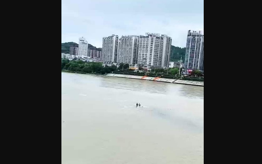 2026年5月26日上午,湖南省張家界市2名男子釣魚被洪水沖走,不幸身亡。(視頻截圖)