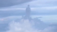宛如巨佛站蓮台 大陸飛機上拍到奇特雲團(視頻)