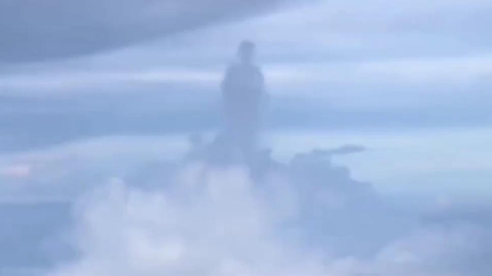 宛如巨佛站蓮台 大陸飛機上拍到奇特雲團（視頻）