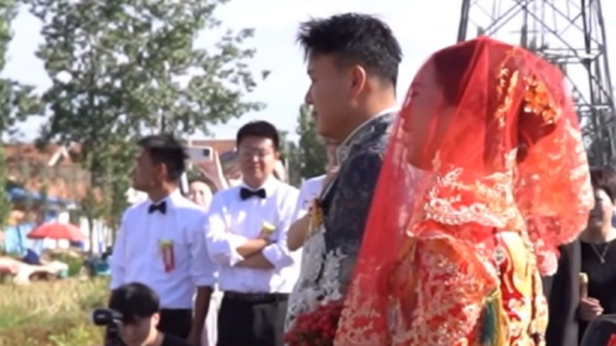 新娘墓前拜别母亲 红盖头飘落:妈妈想看我一眼(视频)