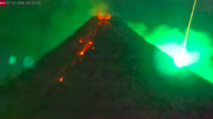 火流星与火山喷发罕见同框 神秘光芒引热议