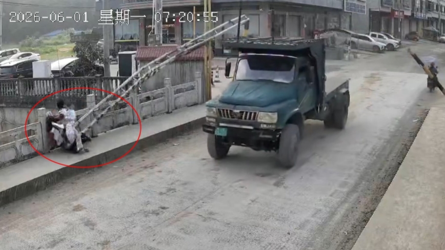 廣西貨車撞斷限高架 鐵桿砸倒2女學生(視頻)