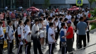 中国高考人数连两年下降 网友：竞争依旧激烈
