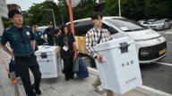 韩国地方选举爆争议 民众举美国旗抗议中共干预
