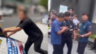 中共打手韩国袭击法轮功学员 警方抓走施暴者