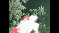 女子漂浮水面20分鐘一動不動 嚇壞眾人（視頻）