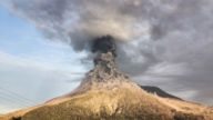 印尼东部火山喷发 火山灰直冲2.5公里机场被迫关闭