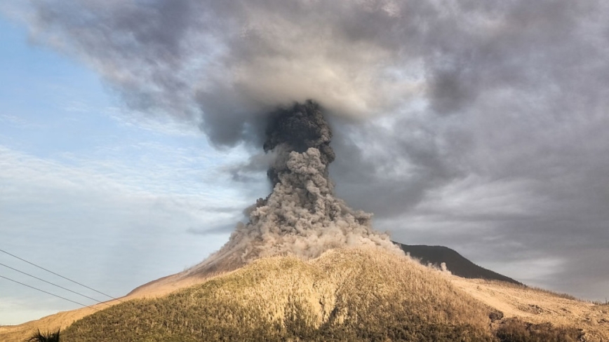 印尼东部火山喷发 火山灰直冲2.5公里机场被迫关闭