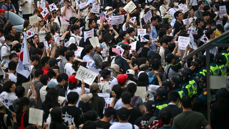 韓國首爾投票所被包圍 警民對峙35小時