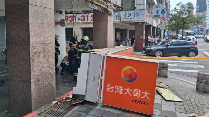 台灣大哥大招牌掉落 2女被砸傷3機車受損
