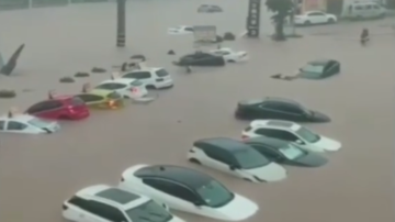【两岸扫描】大陆高考首日遇大暴雨 有考生游泳赴考场