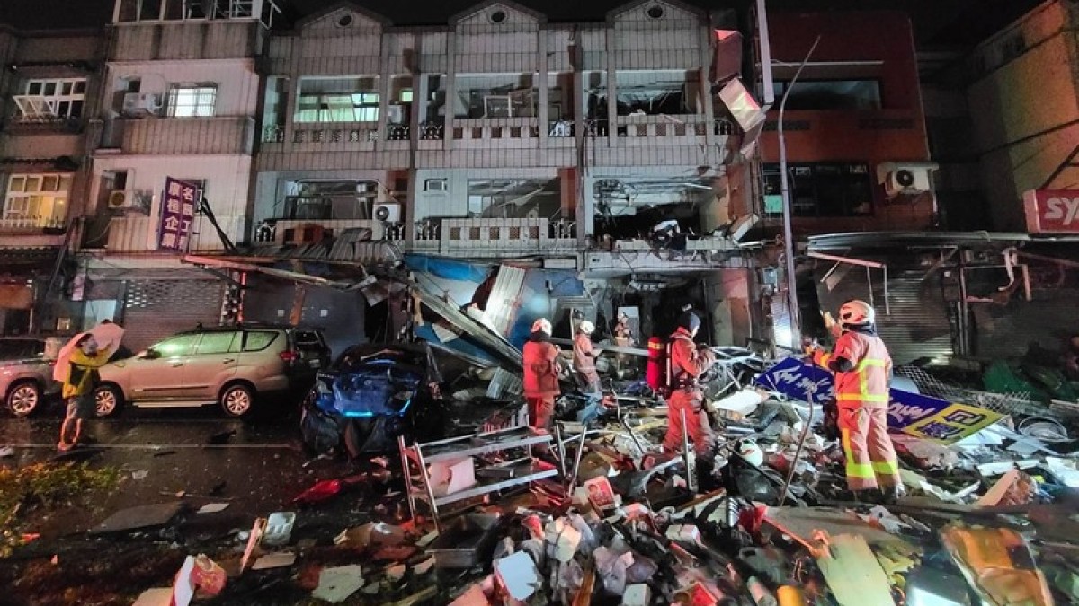 2026年6月9日,新竹市消防局獲報,東區高翠路發生住宅氣爆事件,立即前往救援,救出2人但呈現OHCA(到院前心肺功能停止),送醫搶救,現場搜救及安全確認工作持續進行中。(新竹市消防局提供)