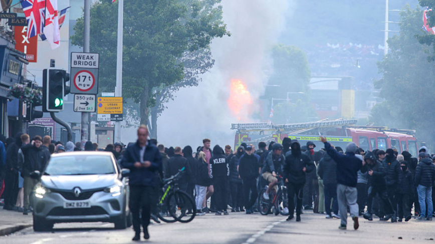 蘇丹籍難民襲擊路人 英國多地爆發抗議