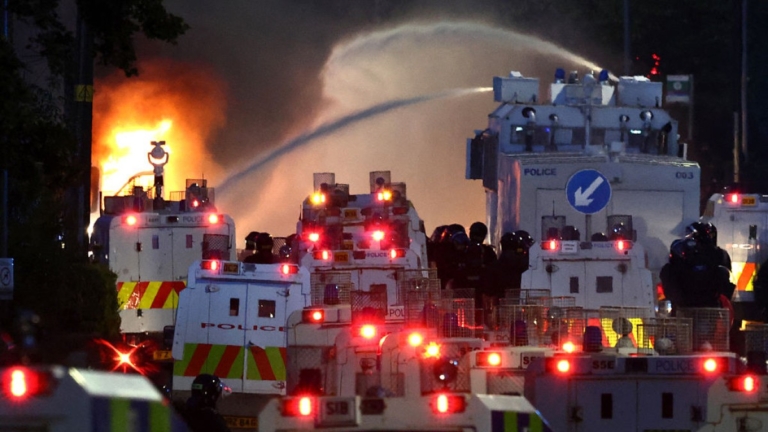 北愛連2夜爆發反移民示威 警出動水砲驅散群眾(組圖)