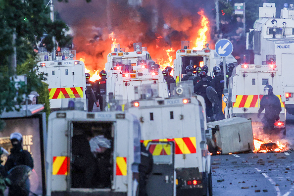 北愛連2夜爆發反移民示威 警出動水砲驅散群眾(組圖)