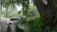 德州遭暴雨襲擊 巡警洪水中救出受困嬰兒
