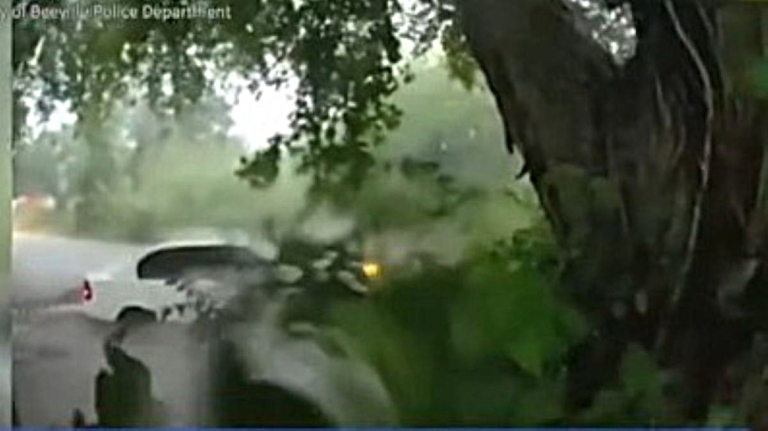 德州遭暴雨襲擊 巡警洪水中救出受困嬰兒