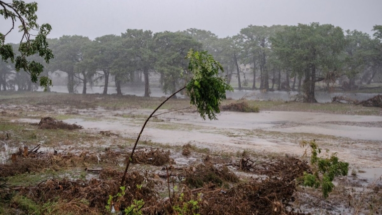 德州遭暴雨襲擊 巡警洪水中救出受困嬰兒