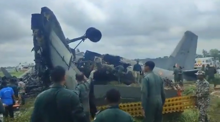 印度空軍運輸機降落時墜毀起火 傷亡不明(視頻)