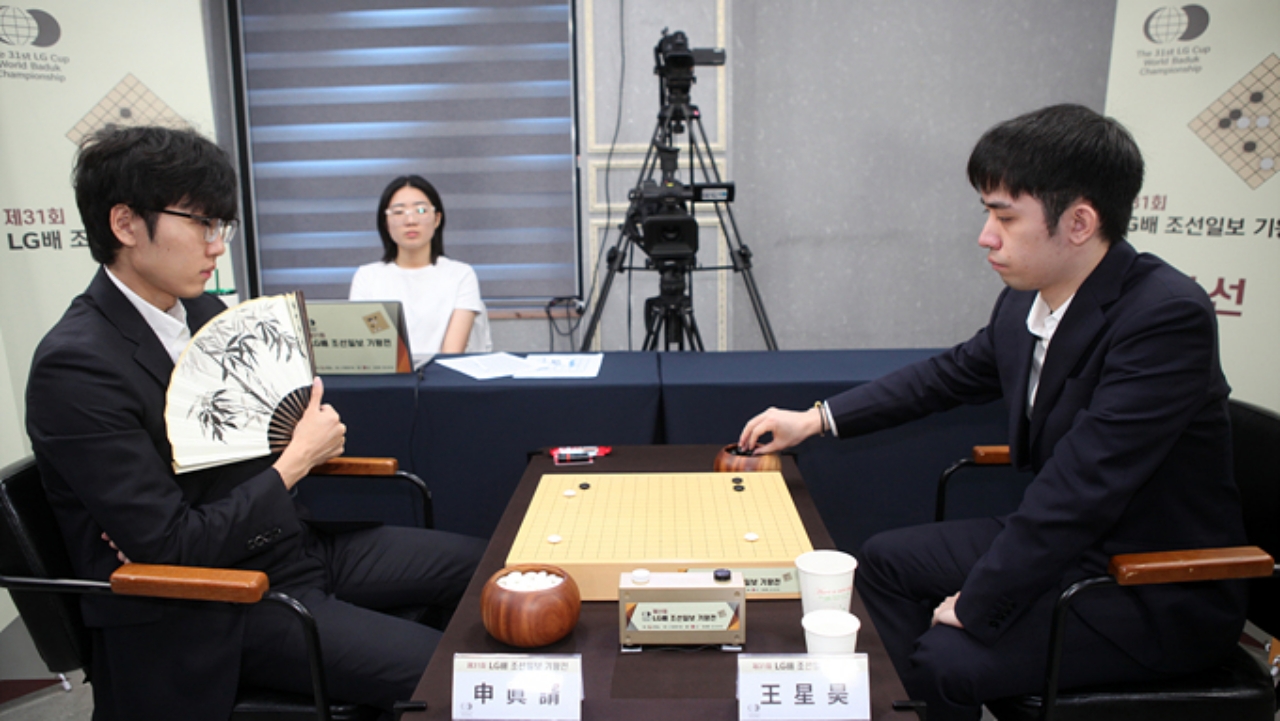 2026年6月12日,第31屆「LG盃世界棋王賽」在韓國全州結束了四強戰的爭奪,中國大陸世界冠軍王星昊九段(右)在與韓國圍棋領軍人物申真諝九段(左)的交鋒中完美治孤,淘汰對手晉級決賽。(cyberoro.com提供)