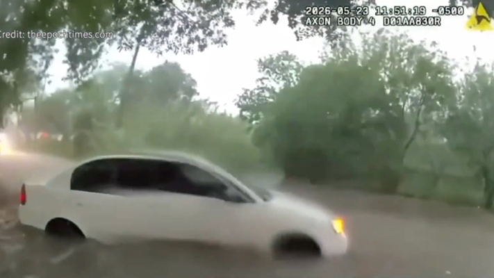 德州警察從被洪水圍困的汽車中救出嬰兒