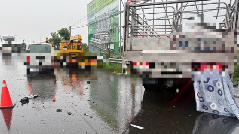 台南運豬車追撞停等紅燈前車 騎士當場身亡