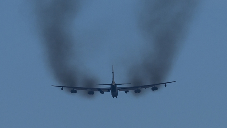 美軍B-52轟炸機加州墜毀 八名機組人員全數喪生