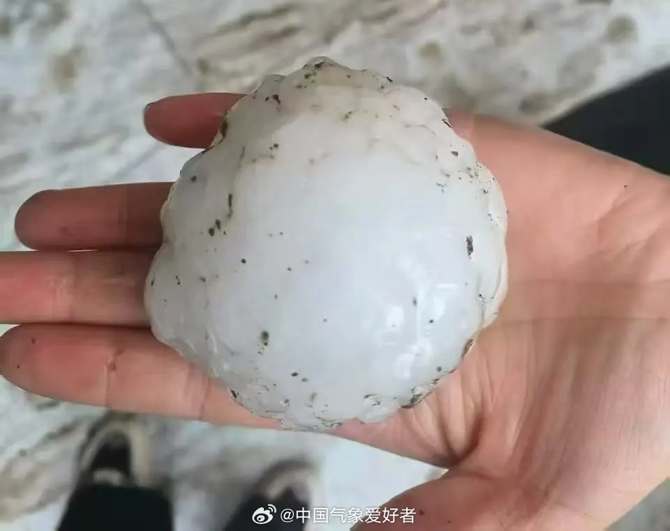 巨型冰雹襲河北張家口 車玻璃被砸成篩子(組圖/視頻)
