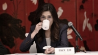 台媒：郑丽文吹捧习党魁的手 惊呆美国人