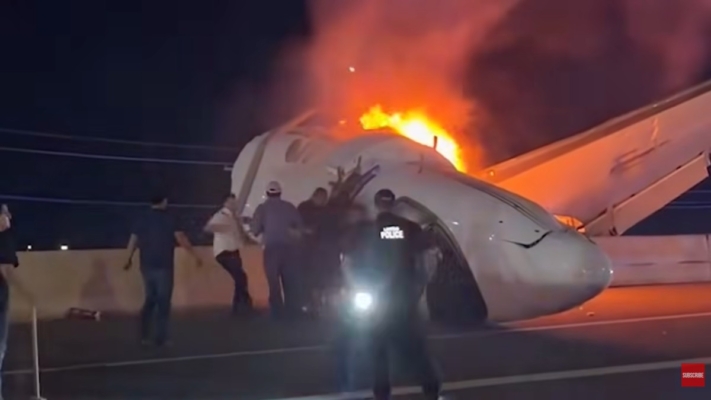 驚險萬分！美德州小飛機墜公路起火 路人砸窗救人