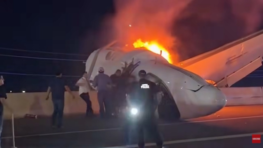 驚險萬分!美德州小飛機墜公路起火 路人砸窗救人(視頻)
