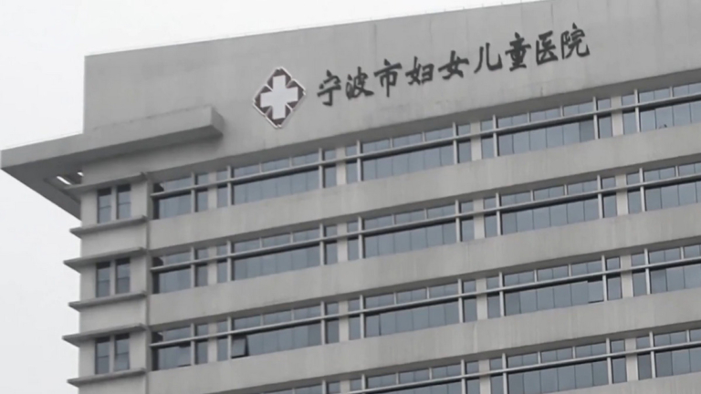 小洛熙一家三口被傳喚未回 多地網友聲援