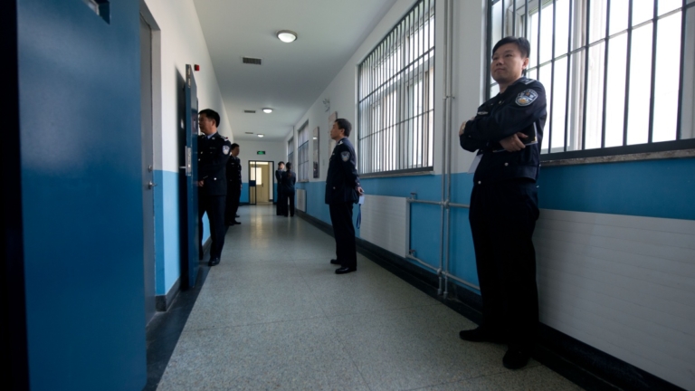 報告揭中共看守所黑幕 七成遭暴力 會面律師難