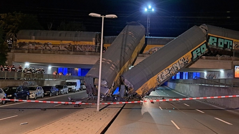 德國慕尼黑貨運列車碰撞 車廂脫軌墜落1人喪命