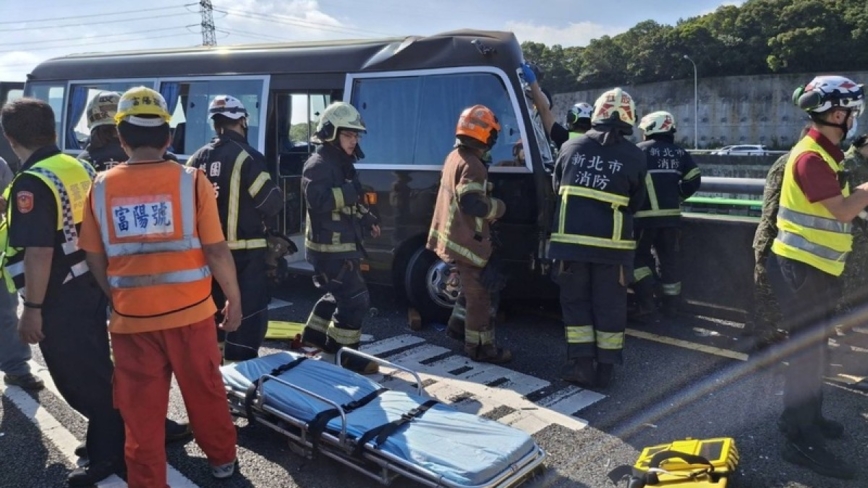 國1龜山路段 軍方小巴撞遊覽車11人受傷