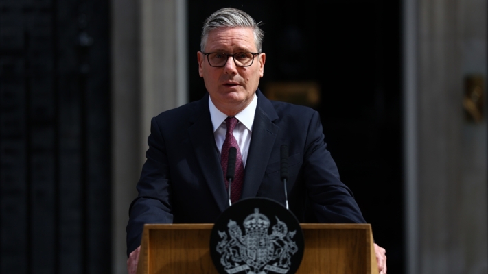 執政不到兩年就下台 英國首相斯塔默黯然辭職