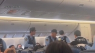 【中國一分鐘】中國大媽機上鬧事被迫轉降東京 日本警方帶走