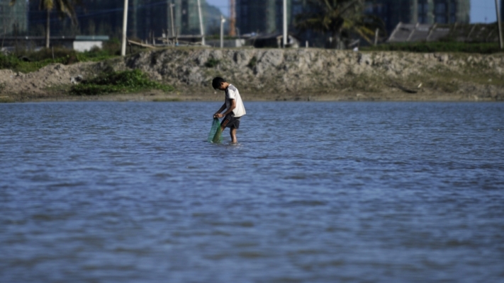 海南男子撿海鮮誤入深海 靠喝尿、吃蟹自救（視頻）