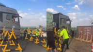 中國大貨車組團衝卡 交警攔不住險被撞（視頻）