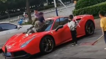 昆明360萬元豪車被玩童當滑梯 致多處劃痕