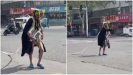 嘲諷誰？ 濰坊男子當街表演「皇帝新裝」（視頻）