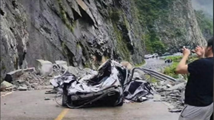 四川涼山落石砸中過路車 3人遇難