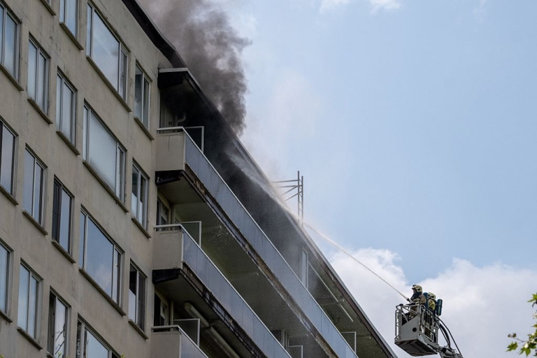 比利時10層樓公寓起火至少5死 住戶沿樓側撤離