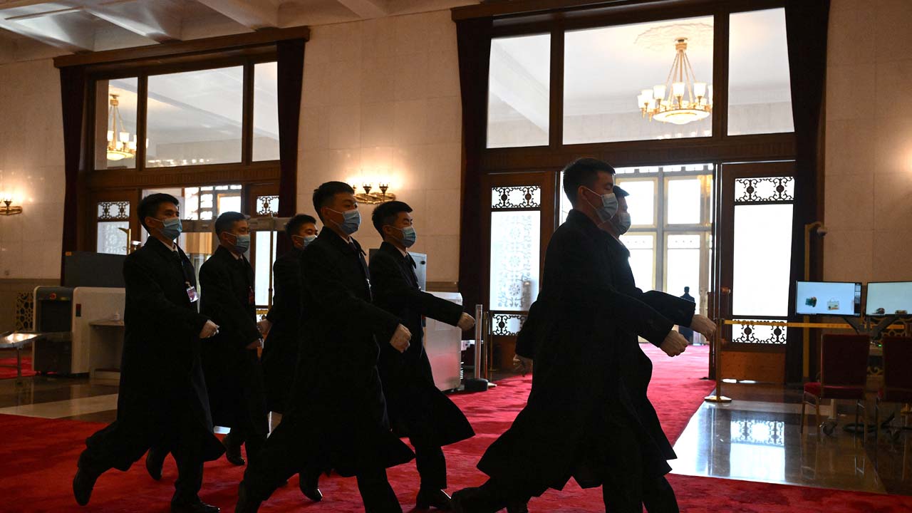 中共僑聯是政協的組成單位。圖為中共全國政協會場外的保安。(JADE GAO/AFP via Getty Images)